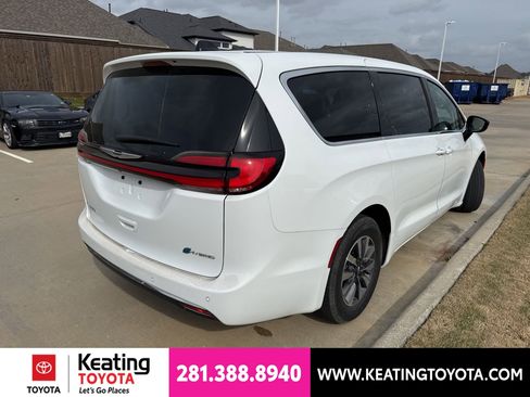 Used 2024 Chrysler Pacifica Limited FWD image 7