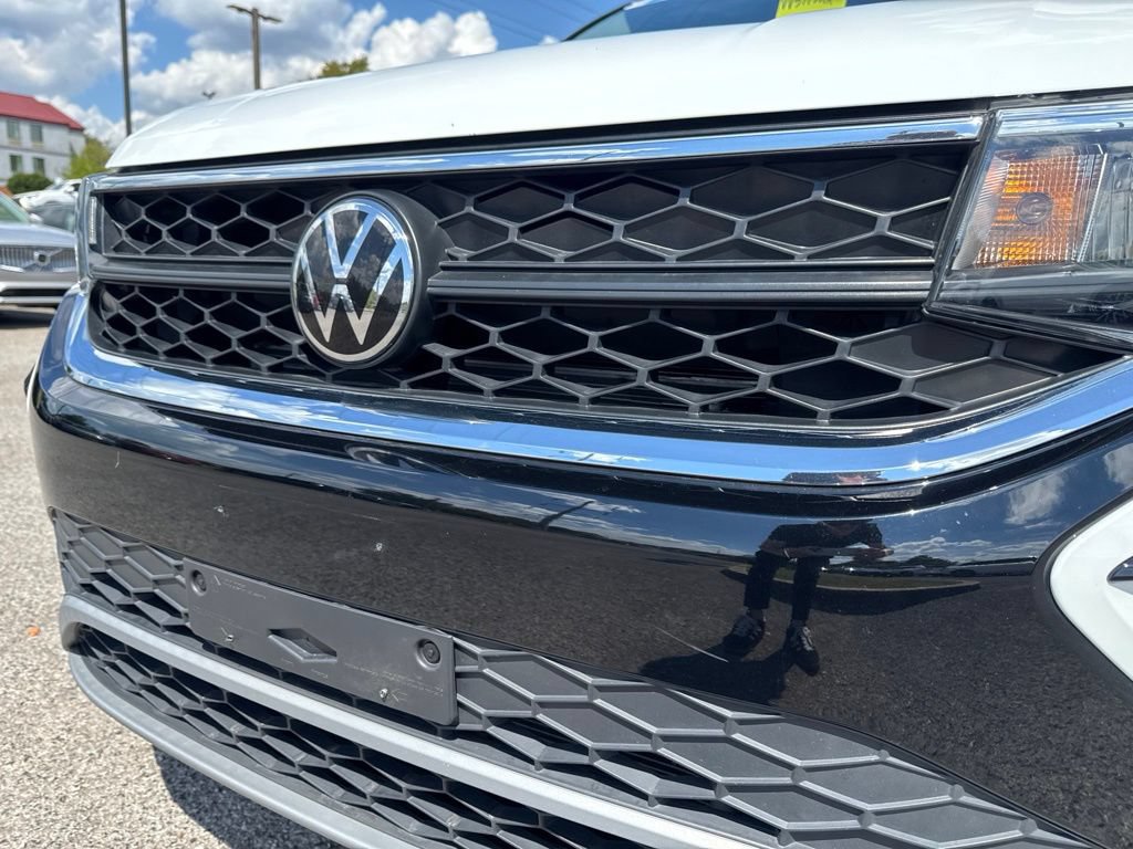 Certified 2023 Volkswagen Taos SE FWD image 11