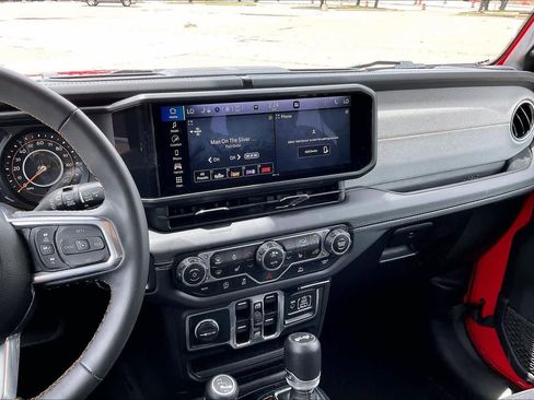 Used 2025 Jeep Wrangler Unlimited Sahara AWD/4WD image 14