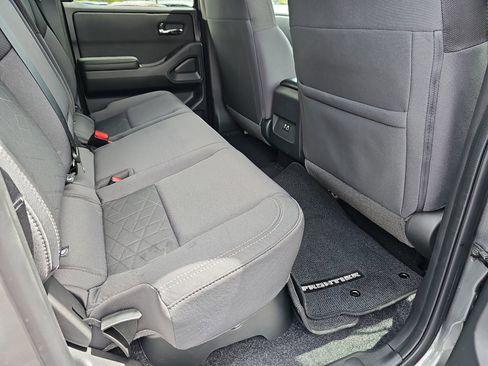 Used 2025 Nissan Frontier SV image 11