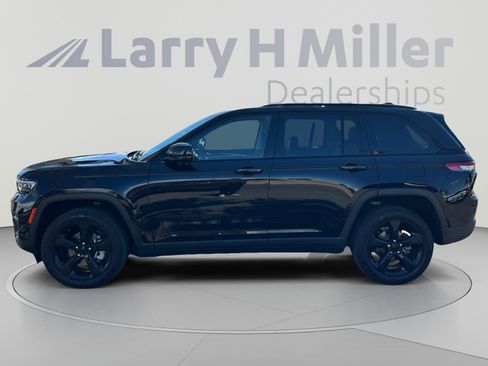 Used 2023 Jeep Grand Cherokee Limited w/ Black Appearance Package AWD/4WD image 2