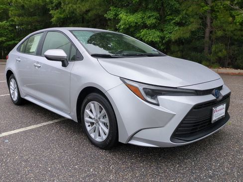 Used 2025 Toyota Corolla LE w/ LE Premium Package FWD image 2