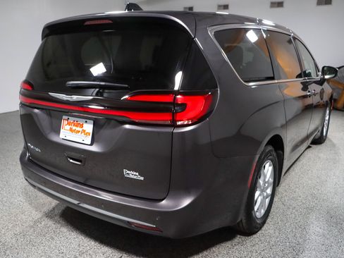Used 2023 Chrysler Pacifica Touring-L FWD image 7