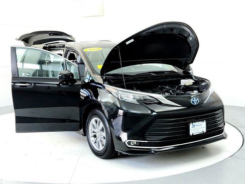 Certified 2024 Toyota Sienna XLE FWD image 9