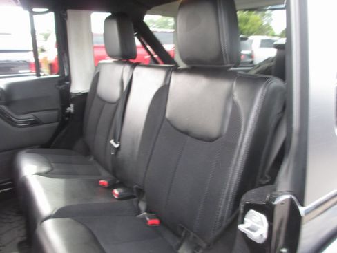 Used 2017 Jeep Wrangler Unlimited Sahara image 17