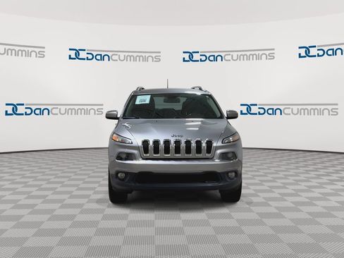 Used 2017 Jeep Cherokee Latitude AWD/4WD image 4