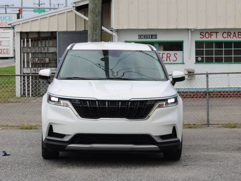 Used 2023 Kia Carnival LX FWD image 2