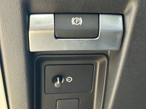 Used 2023 Land Rover Defender 130 X-Dynamic SE image 31