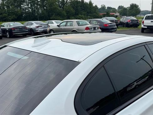 Used 2022 BMW 740i w/ M Sport Package RWD image 29