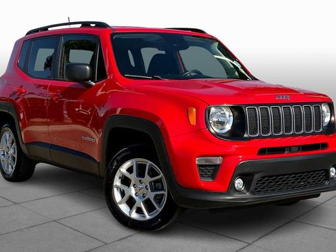 Used 2023 Jeep Renegade Latitude w/ Premium Group image 2