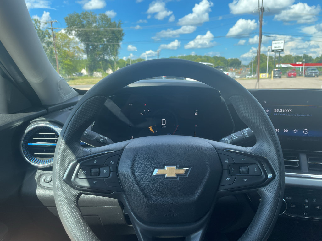 Used 2025 Chevrolet Trax LT FWD image 24