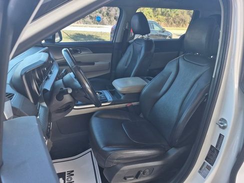 Used 2023 Kia Carnival LX image 10