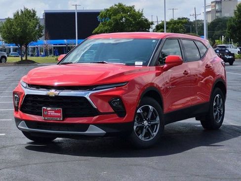 Used 2025 Chevrolet Blazer LT AWD/4WD image 2