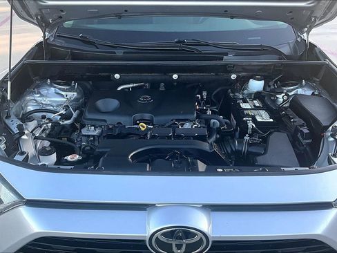 Used 2019 Toyota RAV4 LE image 12