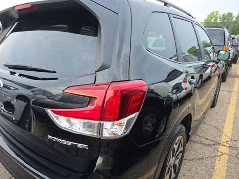 Used 2024 Subaru Forester Premium AWD/4WD image 2