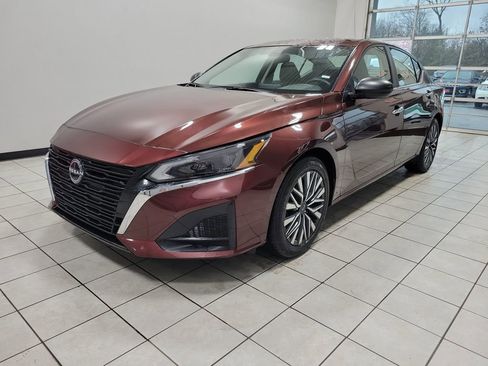 Used 2024 Nissan Altima 2.5 SV image 3