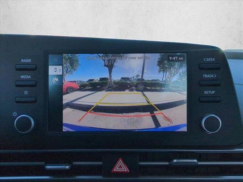 Certified 2025 Hyundai Elantra SE image 13