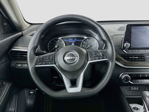 Used 2025 Nissan Altima 2.5 SV FWD image 17