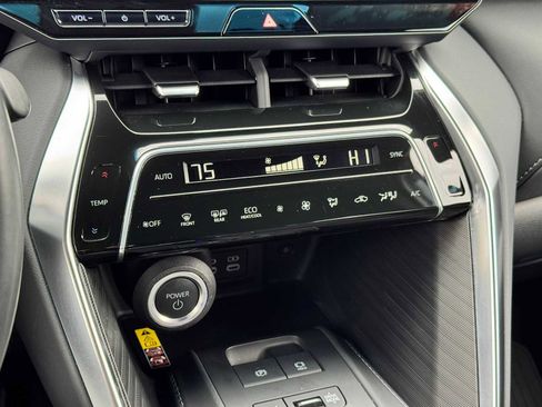 Used 2024 Toyota Venza XLE AWD/4WD image 24