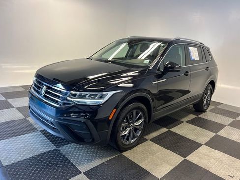 Certified 2023 Volkswagen Tiguan SE w/ Panoramic Sunroof Package FWD image 3