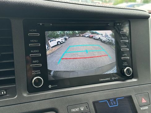 Used 2018 Toyota Sienna XLE FWD image 31