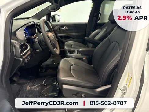 New 2027 Chrysler Pacifica Select FWD image 17