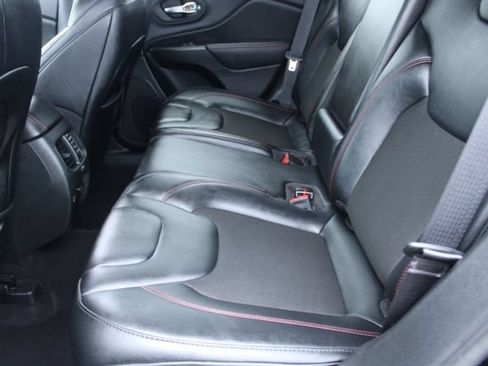 Used 2022 Jeep Cherokee Trailhawk AWD/4WD image 38