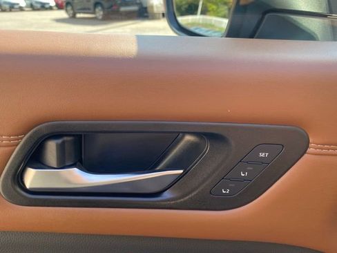 Used 2023 Nissan Pathfinder Platinum image 14