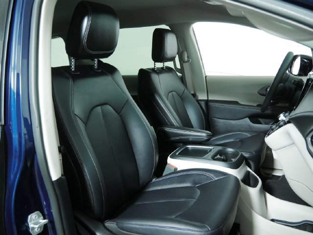Used 2024 Chrysler Pacifica Touring-L AWD/4WD image 13
