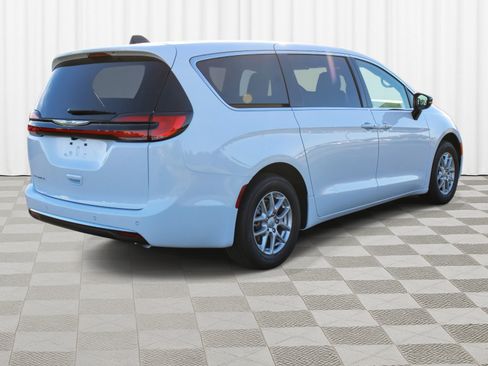 New 2026 Chrysler Pacifica Select image 30