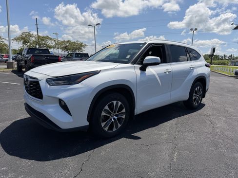 Certified 2025 Toyota Highlander XLE AWD/4WD image 3