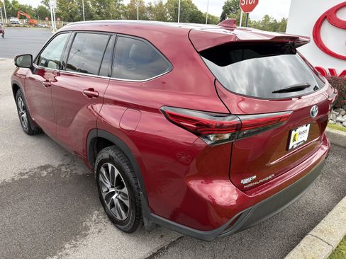 Used 2022 Toyota Highlander XLE image 6
