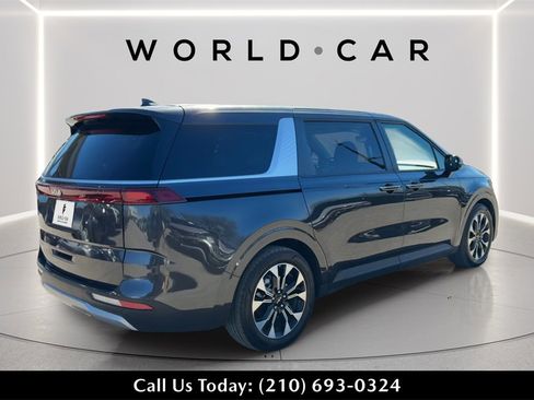 Used 2024 Kia Carnival EX image 3