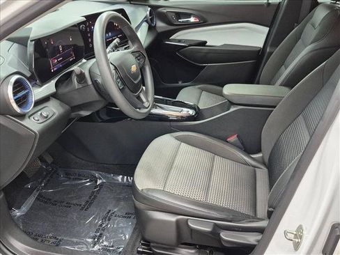 Used 2024 Chevrolet Trax LT FWD image 15