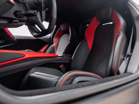 Used 2024 Lamborghini Revuelto image 32