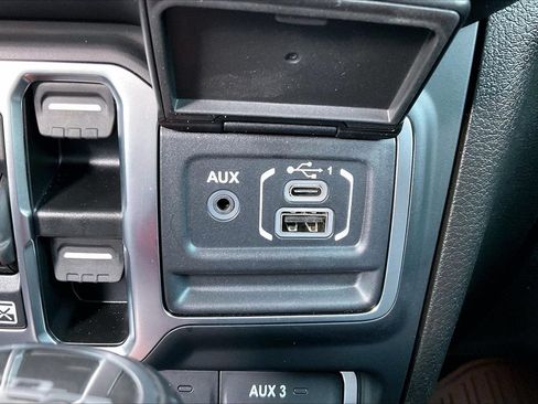 Certified 2025 Jeep Gladiator Mojave w/ Convenience Group AWD/4WD image 16