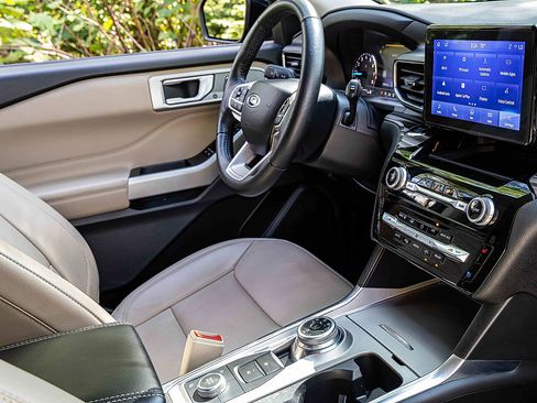 Used 2023 Ford Explorer Limited image 26