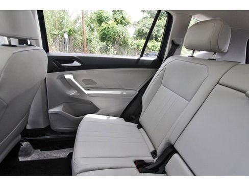 Used 2024 Volkswagen Tiguan SE w/ Panoramic Sunroof Package AWD/4WD image 9