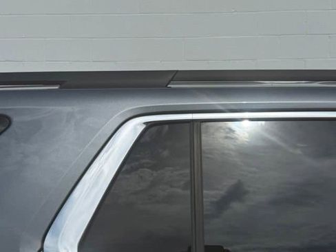 Used 2021 Chevrolet Traverse LT FWD image 12