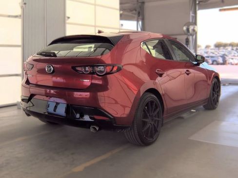 Used 2019 MAZDA MAZDA3 Hatchback w/ Preferred Package FWD image 2