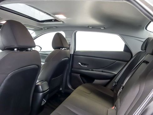 Used 2025 Hyundai Elantra SEL image 16