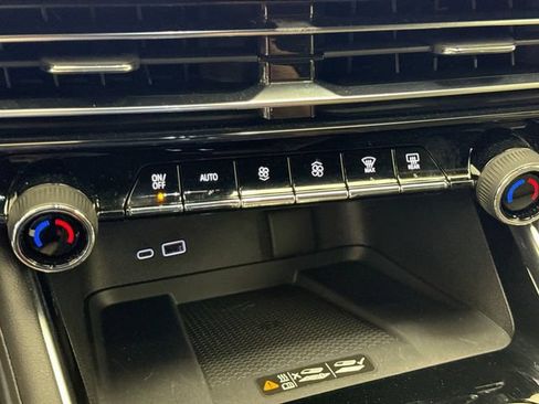 Used 2025 Chevrolet Traverse LT w/ LPO, Floor Liner Package FWD image 17