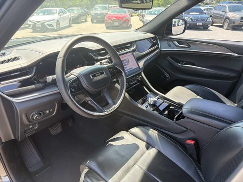 Used 2023 Jeep Grand Cherokee Overland w/ Luxury Tech Group IV AWD/4WD image 3