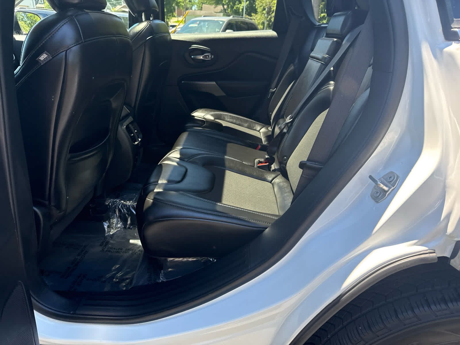 Used 2019 Jeep Cherokee Latitude Plus w/ Comfort/Convenience Group AWD/4WD image 13