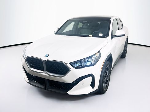 Used 2026 BMW X2 xDrive28i AWD/4WD image 3