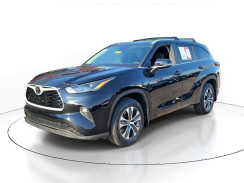 Used 2023 Toyota Highlander XLE AWD/4WD image 2