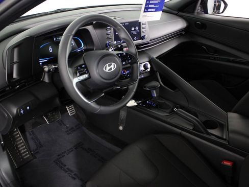 Certified 2025 Hyundai Elantra Sport image 17