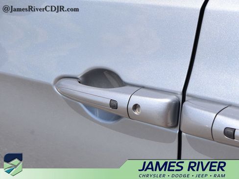 Used 2019 Chrysler Pacifica Touring Plus w/ Advanced Safetytec Group FWD image 18