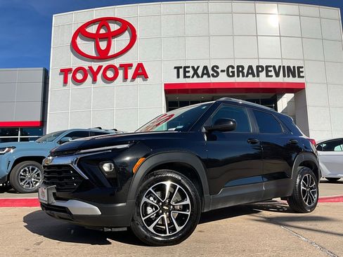 Used 2025 Chevrolet TrailBlazer LT image 2