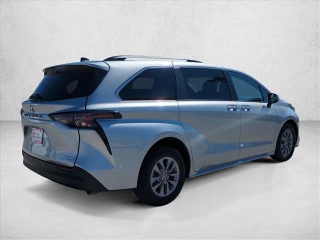 Certified 2023 Toyota Sienna XLE FWD image 5